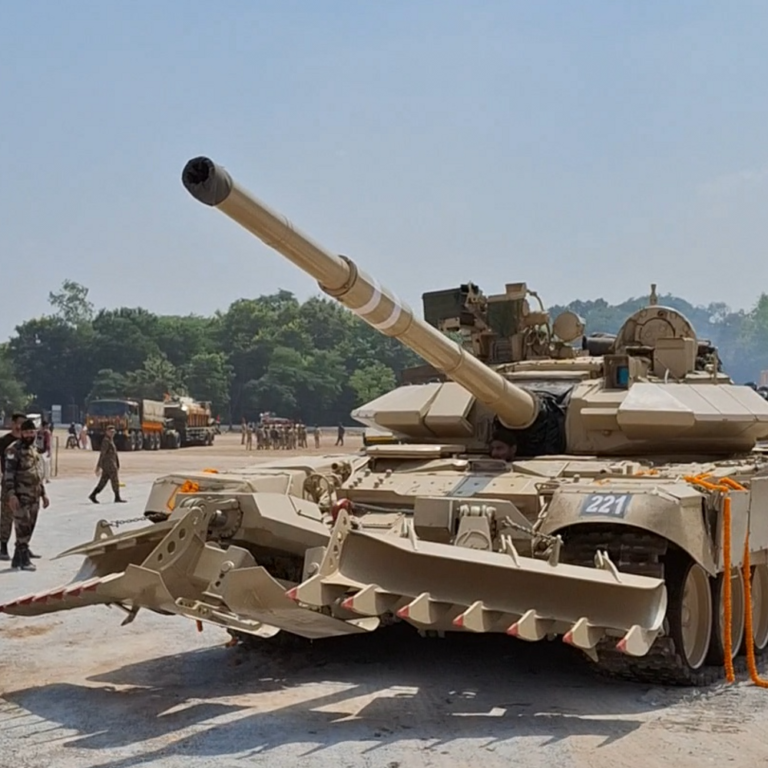 रायपुर में स्पेशल फोर्स का एक्शन:हेलीकॉप्टर से रस्सी के सहारे उतरे, बंदूक लेकर ढूंढने लगे आतंकी; T-90 टैंक समेत मॉडर्न सैन्य उपकरणों का प्रदर्शन