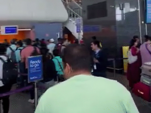 इंडिगो एयरलाइन का सर्वर 6 घंटे बाद ठीक हुआ:बुकिंग और चेक-इन करने में आ रही थी दिक्कत, देशभर के एयरपोर्ट्स पर पैसेंजर्स परेशान हुए