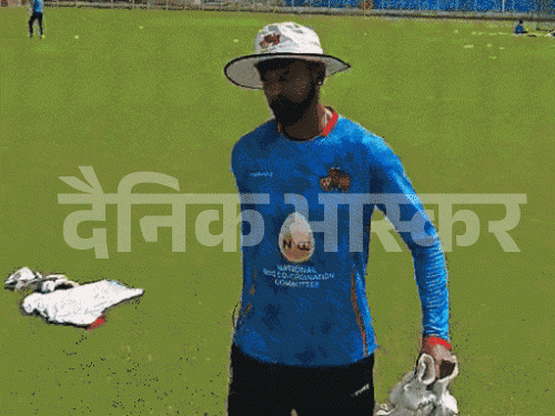 श्रेयस अय्यर टी-शर्ट में छिपाकर कोल्ड ड्रिंक ले गए:लखनऊ में मैदान के बाहर गरीब बच्चों को दी, कहा-बहुत गर्मी है, मस्त रहो