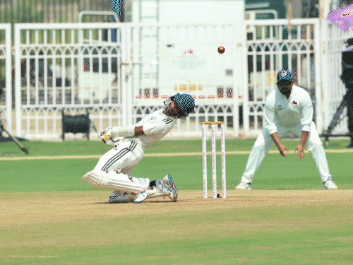 लखनऊ में ईरानी ट्रॉफी का चौथा दिन:दोहरे शतक की तरफ बढ़ रहे अभिमन्यु ईश्वरन, रेस्ट ऑफ इंडिया का स्कोर 300 के पार पहुंचा