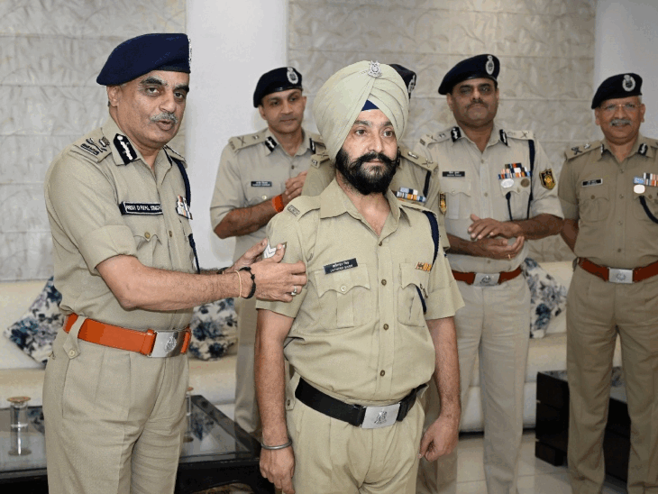 CRPF के इतिहास में पहली बार स्वीपर्स, कुक का प्रमोशन:85 साल बाद फोर्स की सबसे निचली रैंक के 217 कर्मचारियों को नई रैंक मिली