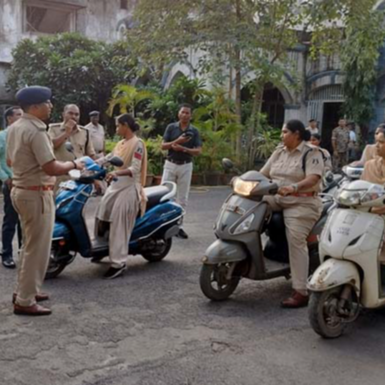 नवरात्रि पर पुलिस ने बनाई ‘शक्ति टीम’:रायगढ़ में दुर्गा पंडालों पर गश्त करेंगी 14 महिला पुलिसकर्मी; छेड़खानी पर सीधे थाने लाए जाएंगे बदमाश