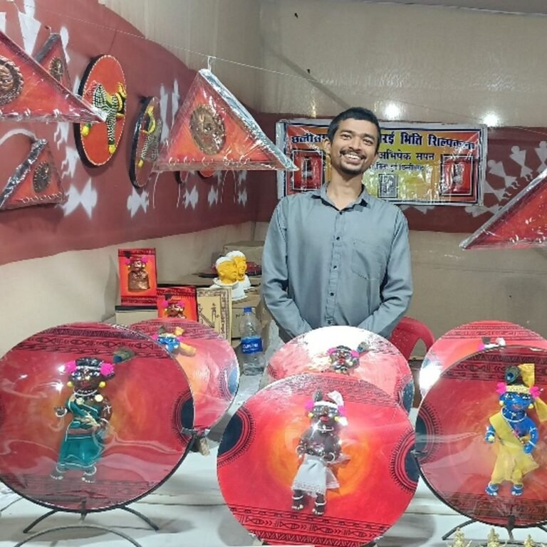 इंजीनियरिंग के बाद जॉब नहीं की…मटपरई-आर्ट को बनाया पैशन:छत्तीसगढ़ में विलुप्त हो रहे शिल्प को आगे बढ़ा रहे अभिषेक; 40-50 हजार हो रही इनकम