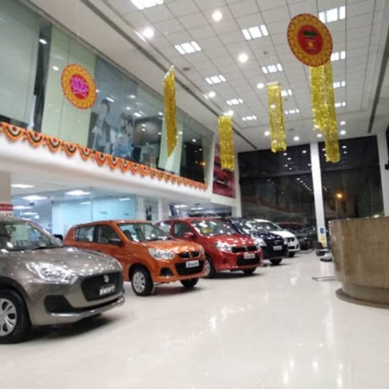 अक्टूबर में 5 लाख से ज्यादा कारें बिकीं:हर रोज एवरेज 16,550; मारुति सुजुकी ने एक महीने में 2 लाख से ज्यादा कार बेचने का रिकॉर्ड बनाया