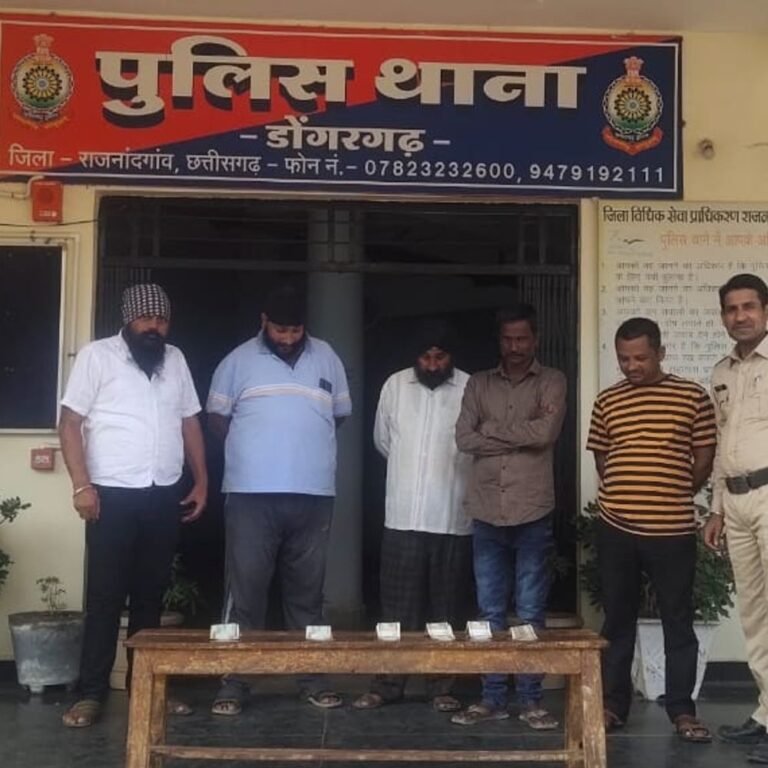 डोंगरगढ़ में जुआ खेलते 4 आरोपियों को पुलिस ने पकड़ा:लॉज के पीछे सजी थी महफिल, 12 हजार कैश जब्त