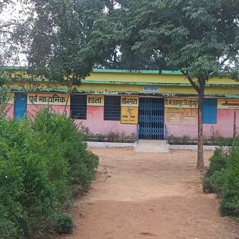 छत्तीसगढ़ में 19 छात्राओं से शिक्षक ने की छेड़छाड़:छात्राएं बोलीं-बैड टच और अश्लील बातें करते थे; टीचर के साथ महिला हेडमास्टर भी सस्पेंड