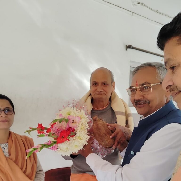 छत्तीसगढ़ योग आयोग के नए अध्यक्ष का राजनांदगांव दौरा:रूप नारायण सिन्हा ने सत्यानंद योग आश्रम में की पूजा-अर्चना, कहा-युवाओं को नशे से बचाएगा योग