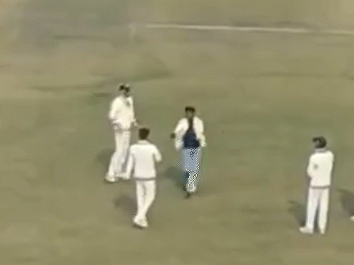 रणजी मैच में विराट से मिलने सिक्योरिटी तोड़कर घुसा फैन:ग्राउंड में पैर भी छुए; 12 साल बाद टूर्नामेंट में खेल रहे कोहली