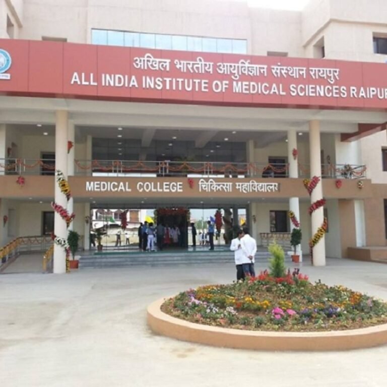 रायपुर AIIMS के डॉक्टर पर सेक्सुअल हैरेसमेंट का आरोप:महिला मरीज और जूनियर डॉक्टरों की छाती पर लगाया हाथ, जांच के बावजूद कोई एक्शन नहीं