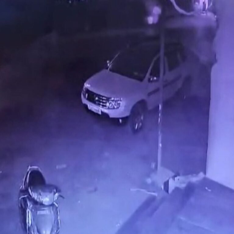 दुर्ग में कार को बम से उड़ाने का LIVE VIDEO:खड़ी गाड़ी में फिट किया टाइमिंग बम, चेहरे को ढककर आया था युवक