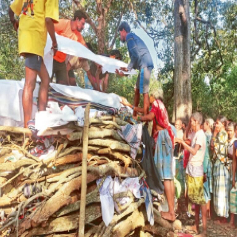 शहीदों को अंतिम विदाई:​​​​​​​ दुधमुंहे बच्चों से पिता को छीना; सीएम बोले-नक्सलियों के खात्मे तक अभियान जारी रहेगा