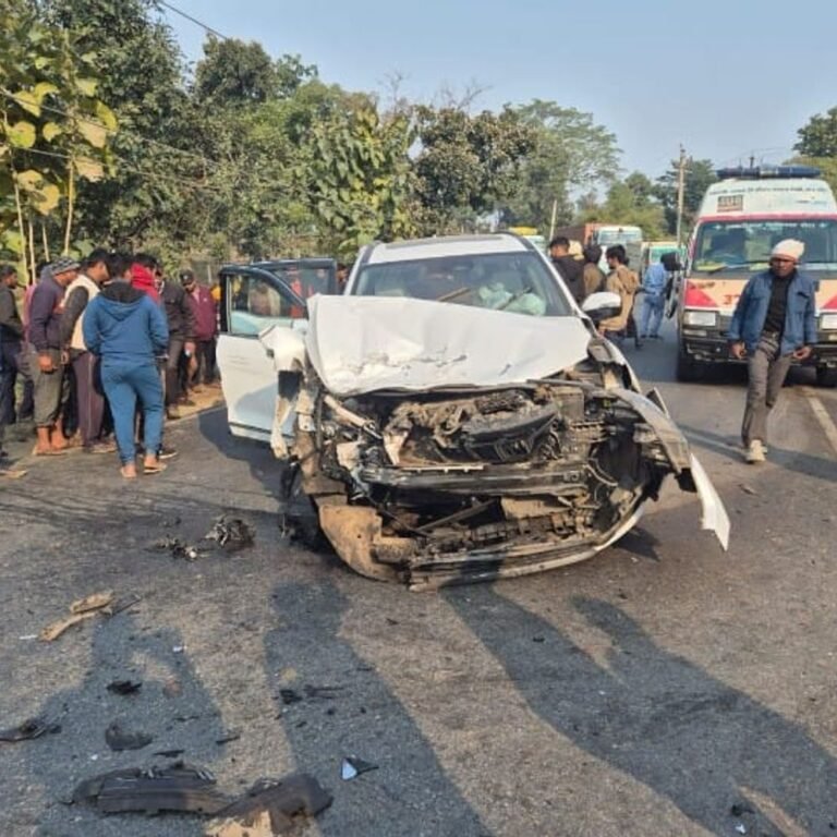 महाकुंभ जा रहे भाटापारा कांग्रेस-विधायक की कार ट्रक से टकराई:इंद्र साव के हाथ पर आई चोटें, परिजन जख्मी, PSO गंभीर, UP में हुआ हादसा