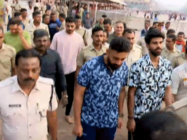 अक्षर, सुंदर और वरुण चक्रवर्ती जगन्नाथ मंदिर पहुंचे:भारत-इंग्लैंड के बीच कल कटक में खेला जाएगा दूसरा वनडे, भारतीय टीम सीरीज में 1-0 से आगे