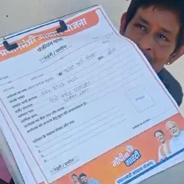 महासमुंद में चुनाव आचार संहिता के उल्लंघन का वीडियो:प्रत्याशी रेलवे की जमीन पर बसे लोगों को दे रहे PMAY का झूठा लालच