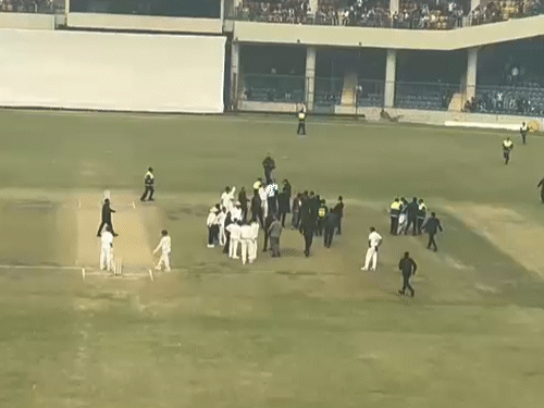 रणजी मैच में विराट से मिलने सिक्योरिटी तोड़कर घुसे फैंस:3 में से एक ने ग्राउंड में पैर भी छुए; दिल्ली पहली पारी में 374 रन पर ऑलआउट