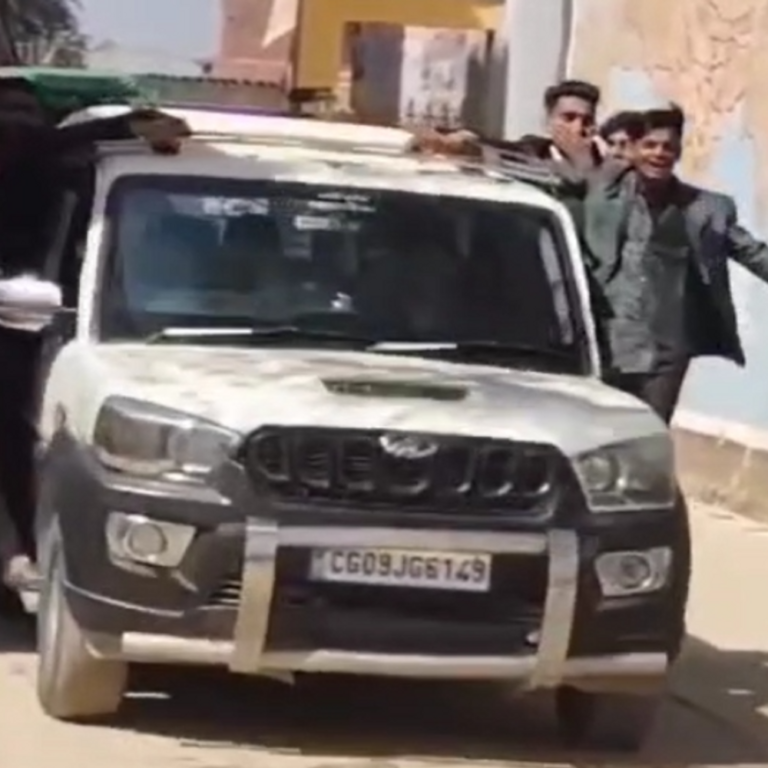 फेयरवेल पार्टी में छात्रों की खतरनाक स्टंटबाजी:चलती स्कार्पियो और ‌ट्रैक्टर पर खड़े होकर टशन में की एंट्री, वीडियो स्कूल के सोशल मीडिया पर अपलोड