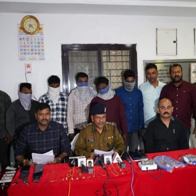 रायपुर में गहने चमकाने का झांसा देकर धोखाधड़ी:गैंग ने महिला के जेवरात में लगाया लाल पाउडर, जलन हुई तो साफ करने का दिया बहाना