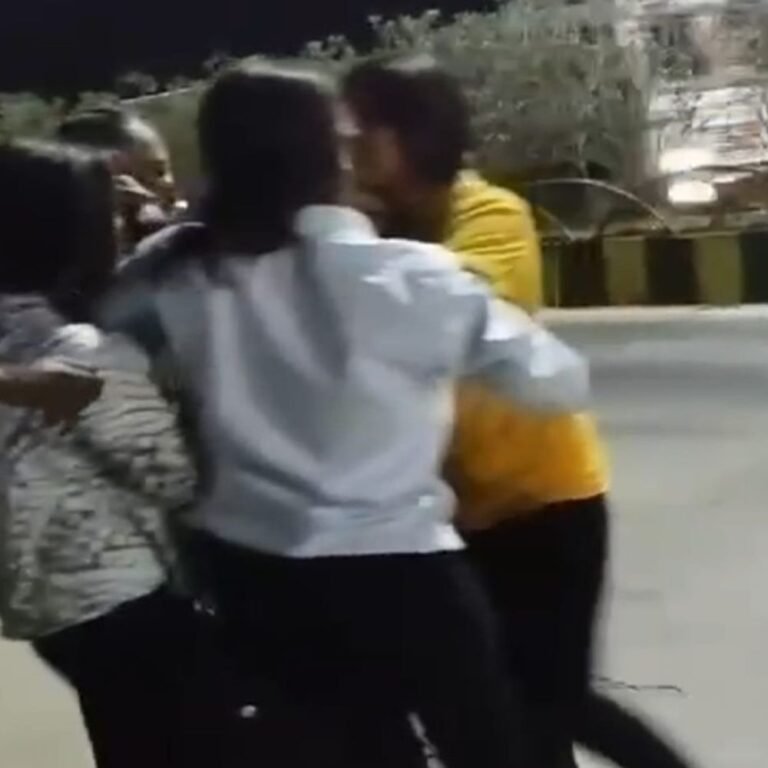 बॉयफ्रेंड के लिए बीच सड़क पर भिड़ीं 2 लड़कियां, VIDEO:अंबिकापुर में एक-दूसरे के बाल खींचे, फिर थप्पड़ जड़े, पुलिस बोली- कोई शिकायत नहीं मिली