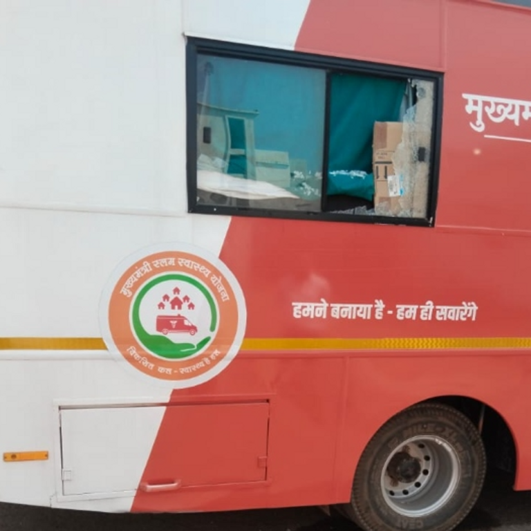 मेडिकल यूनिट बस में इलाज के दौरान तोड़फोड़:नशे में धुत युवक ने फेंके पत्थर, जमकर मचाया उत्पात, बालोद पुलिस ने किया गिरफ्तार