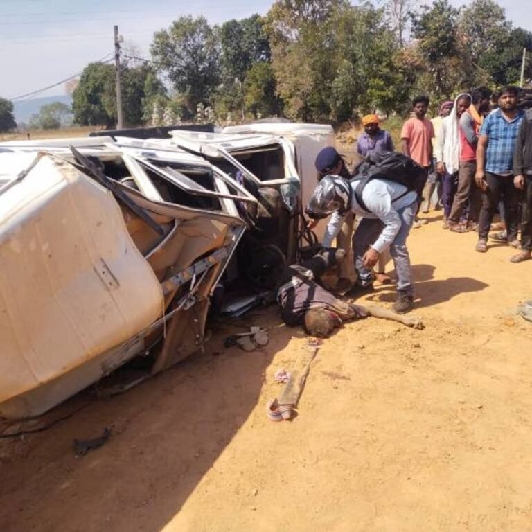 महाशिवरात्रि पर शिव-मंदिर से लौट रहे 4 लोगों की मौत:सरगुजा में बोलेरो-कंटेनर की टक्कर, गुस्साई भीड़ ने गाड़ी ने लगाई आग, 7 जख्मी