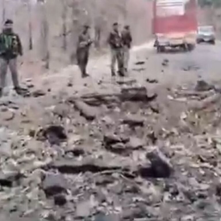 IED ब्लास्ट से फोर्स की गाड़ी को उड़ाया, 2 घायल:ऑपरेशन से बीजापुर लौटते वक्त नक्सलियों ने किया हमला; ड्राइवर भी जख्मी