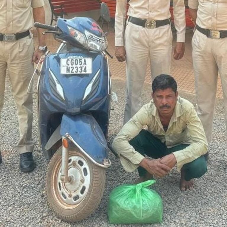 धमतरी में गांजा तस्कर गिरफ्तार:स्कूटी में छिपाकर ले जा रहा था 2.35 किलो गांजा, पुलिस ने घर पहुंचने से पहले दबोचा