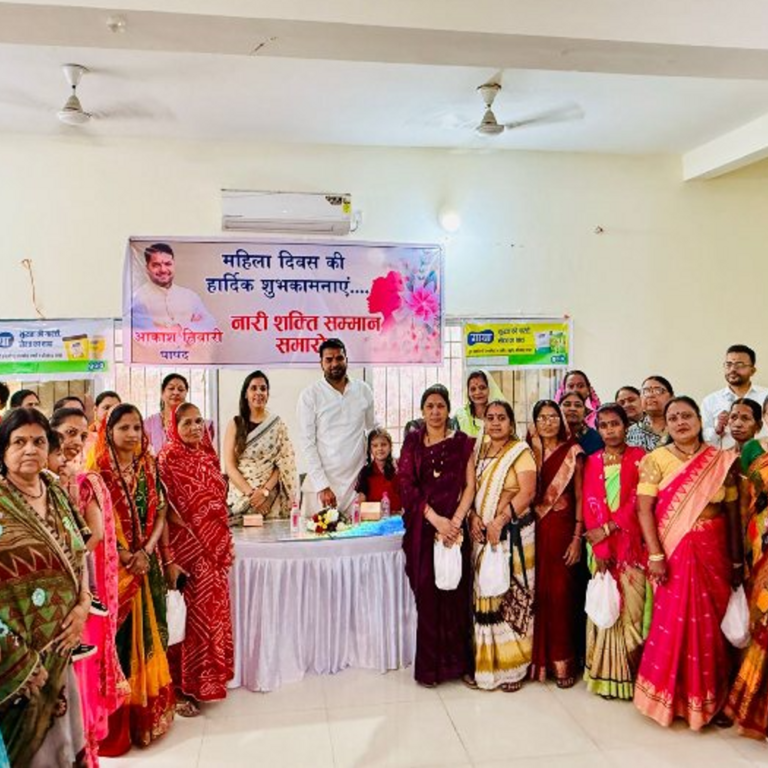 रायपुर के पंडित रविशंकर शुक्ल वार्ड में महिला दिवस:स्वास्थ्य को लेकर महिलाओं को किया गया जागरूक, बांटे गए गिफ्ट और सेनेटरी नैपकिन