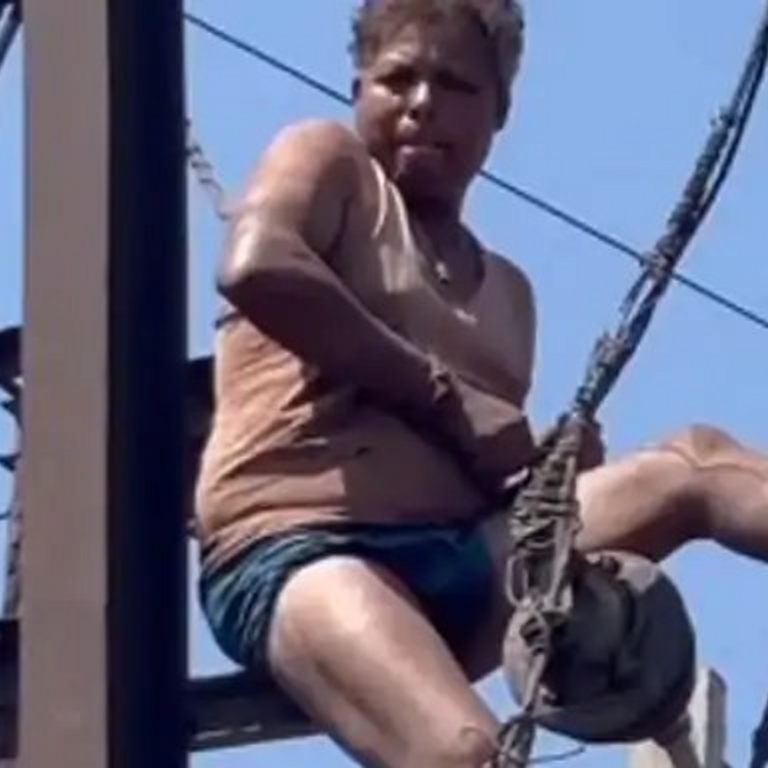 बिजली पोल पर चढ़ा अर्धनग्न शख्स…हाईवोल्टेज ड्रामा का VIDEO:बालोद में भी ट्रांसफॉर्मर पर चढ़ा शराबी; करंट लगने से 40 परसेंट तक झुलसा