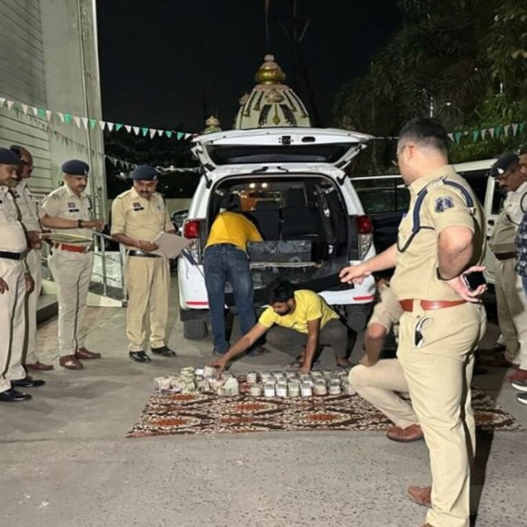 रायपुर में कार से 4 करोड़ कैश मिला:सूटकेस में 500, 200 और 100 के नोटों के बंडल थे; ड्राइवर समेत 2 हिरासत में