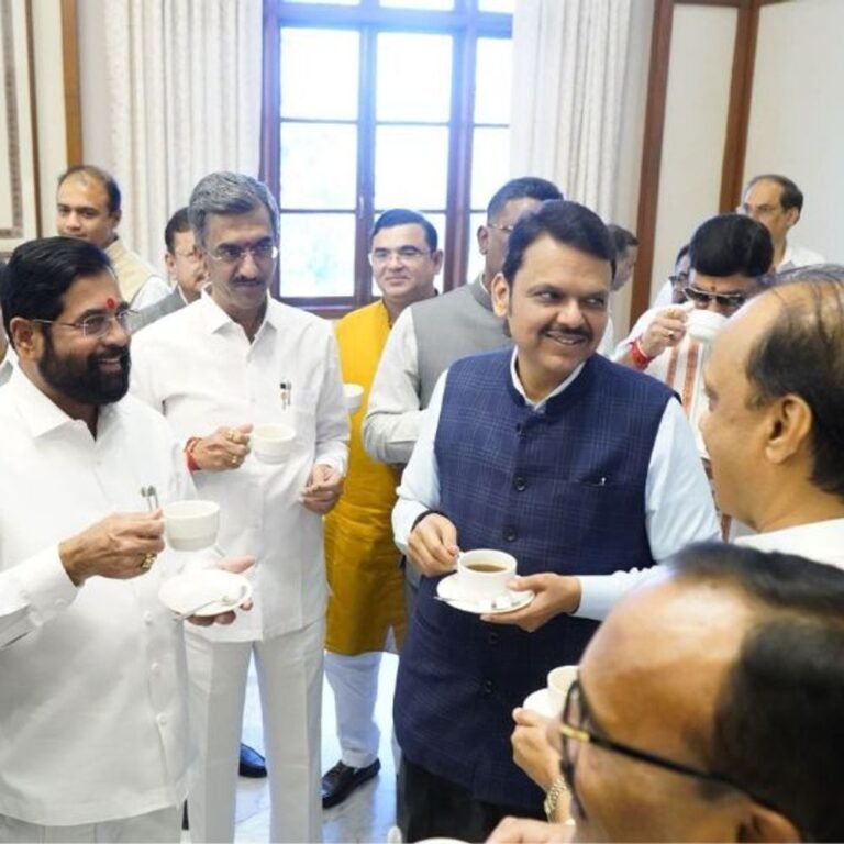 शिंदे बोले- हमारे बीच सब कुछ ठंडा-ठंडा, कूल-कूल:बगल में बैठे CM फडणवीस मुस्कुराने लगे; महायुति गठबंधन में अनबन की खबरों को खारिज किया