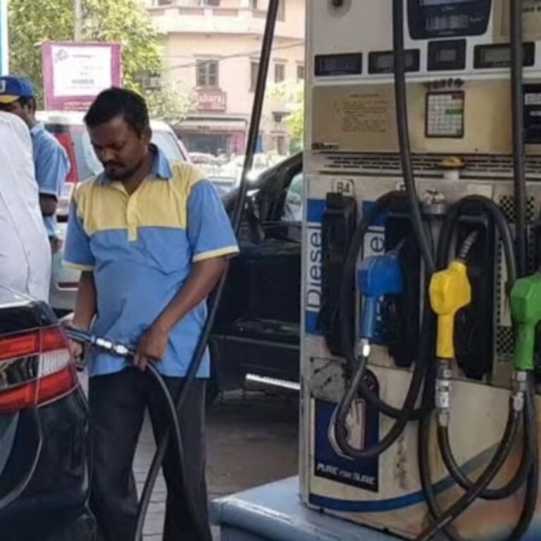 पेट्रोल-डीजल पर ₹15लीटर तक मुनाफा, रेट नहीं घटा रहीं कंपनियां:कच्चे तेल की कीमतें चार साल के निचले स्तर पर, तेल कंपनियों की ऐतिहासिक कमाई
