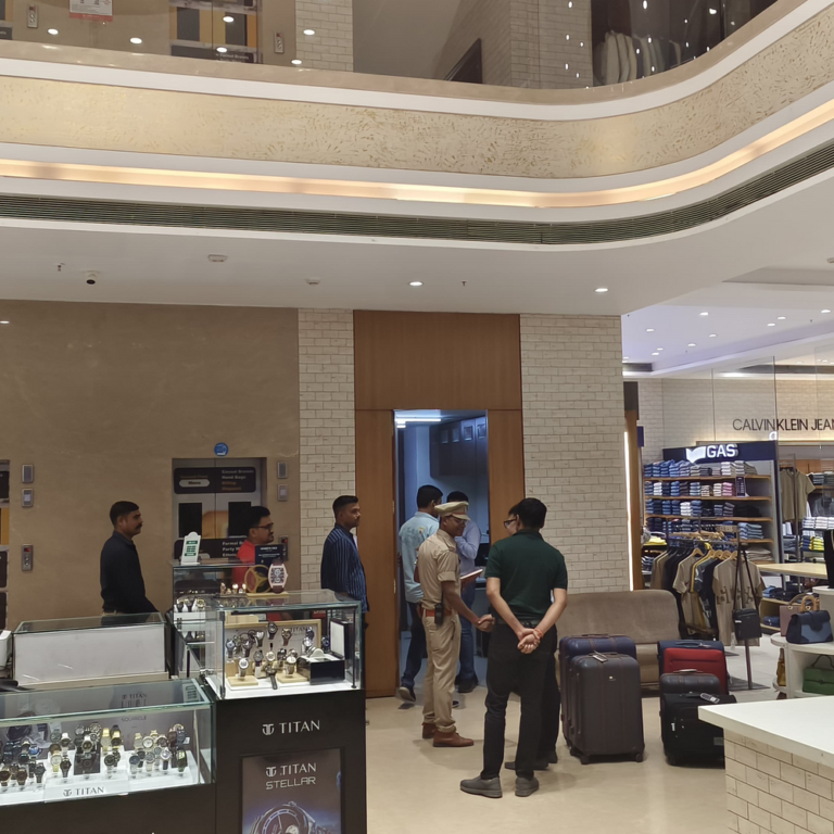 रायपुर के कपड़ा शोरूम में 30 लाख की चोरी:बुर्का पहनकर दुकान में घुसा चोर, लॉकर तोड़कर कैश निकाला, फिर छत के रास्ते भाग निकला