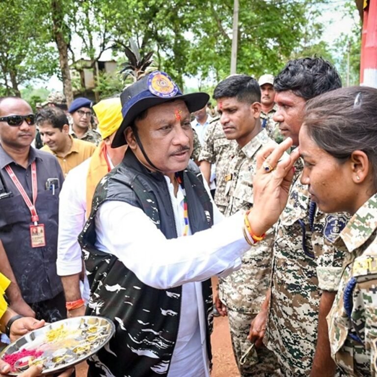 बस्तर के वीरों के माथे पर विजय तिलक:नक्सली बसवा राजू को मारने वाली टीम से मिले CM, जवानों के बीच पहली बार लगी चौपाल