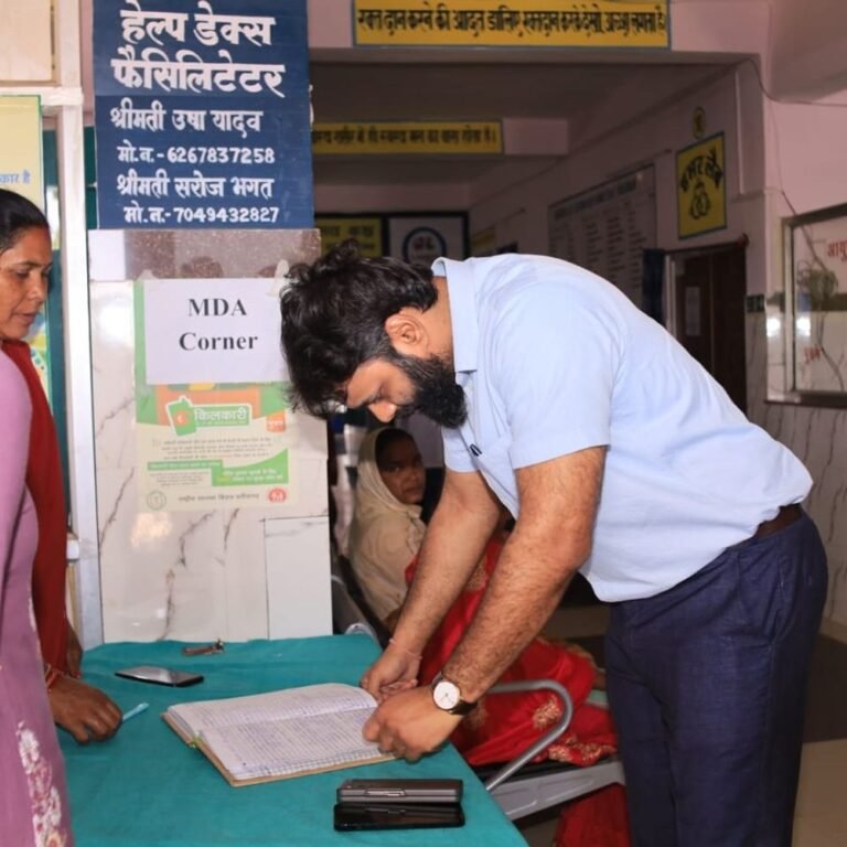 जशपुर कलेक्टर का दुलदुला स्वास्थ्य केंद्र में निरीक्षण:तीन स्टाफ अनुपस्थित मिले, कारण बताओ नोटिस जारी; मरीजों की सुविधाओं के लिए दिए निर्देश