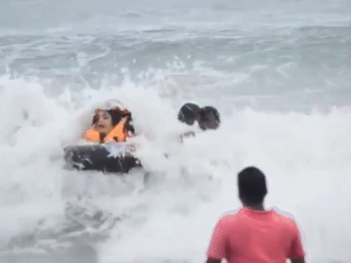 पुरी के समुद्र में गांगुली के भाई-भाभी डूबने से बचे:स्पीडबोट पलटी; लाइफगार्ड ने बचाया, अर्पिता बोली- भगवान की कृपा से बच गए