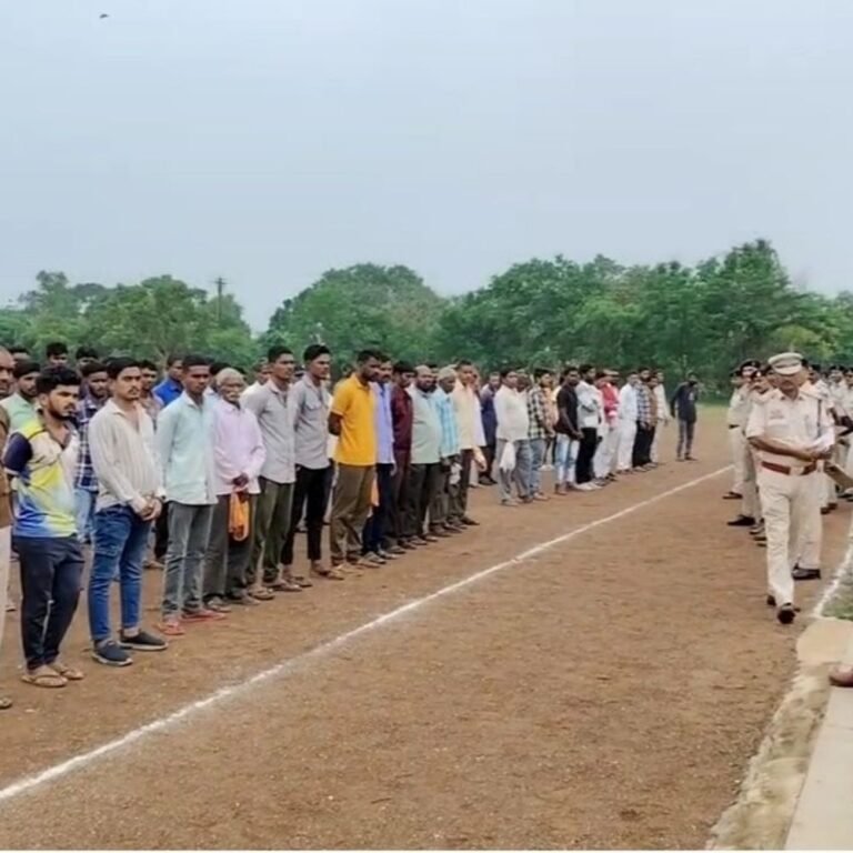 धमतरी पुलिस ने बदमाशों को पुलिस लाइन बुलाकर कराया परेड:अपराध छोड़ने की दिलाई शपथ, गोलीबारी और चोरी के मुख्य आरोपी अभी भी फरार