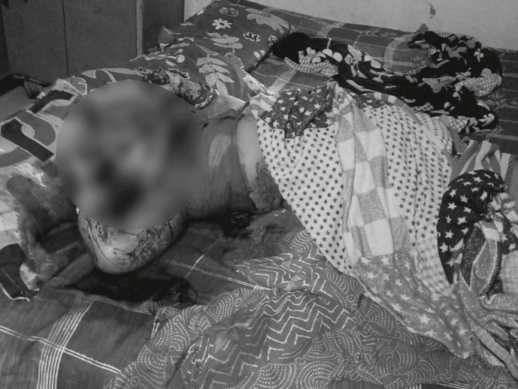 पत्नी को कुल्हाड़ी से काटा, फिर फांसी पर झूला पति:बिलासपुर की वारदात, कारोबारी ने गर्दन-शरीर पर किए वार, बिस्तर पर फैला खून ही खून