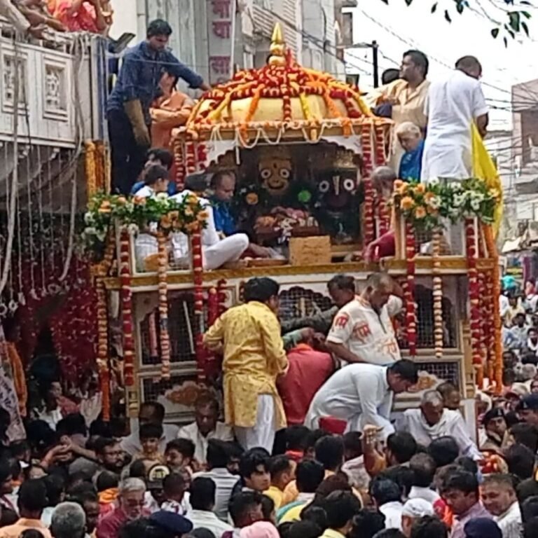 धमतरी में 108वीं रथयात्रा:डेढ़ किमी की यात्रा में उमड़े हजारों श्रद्धालु, भजनों और पुष्प वर्षा के बीच निकली शोभायात्रा