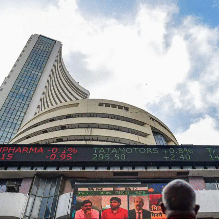 सेंसेक्स में 100 अंक की गिरावट:82,400 पर कारोबार कर रहा, निफ्टी भी 50 अंक गिरा; IT और ऑटो शेयर्स टूटे