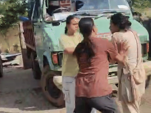 रायपुर निगम ऑफिस में तोड़फोड़, महिला पुलिस को पीटा VIDEO:सरकारी गाड़ियां तोड़ी, लाठी-डंडे लेकर दौड़ाया, अतिक्रमण हटाने पर महिला-बच्चों ने किया बवाल