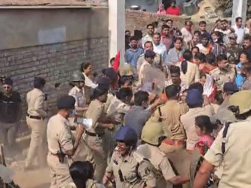 मरीन ड्राइव बनाने 15 घर तोड़े, महिलाओं-पुलिस में झड़प:रायगढ़ में भारी फोर्स तैनात, 295 घर तोड़े जाएंगे, मंत्री चौधरी का बंगला घेरने की तैयारी