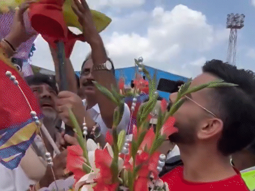 IPL चैंपियन RCB बेंगलुरु पहुंची:एयरपोर्ट से विधानसभा तक हजारों लोग मौजूद, कोहली से मिले डिप्टी CM, कुछ देर में CM से मुलाकात