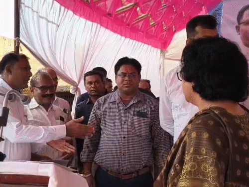 सांसद प्रतिनिधि को पहले सम्मान देने पर भड़के कांग्रेस विधायक,VIDEO:संदीप ने टीचर को डांटा, कहा- प्रोटोकॉल मालूम नहीं, कौन बड़ा होता है;कार्यक्रम छोड़कर लौटे