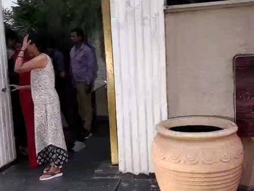 सूदखोर तोमर के घर कवरेज के दौरान पत्रकारों से बदसलूकी:रायपुर में कैमरा तोड़े, झूमाझटकी की, महिला वकील और वीरेंद्र की पत्नी शुभ्रा हिरासत में