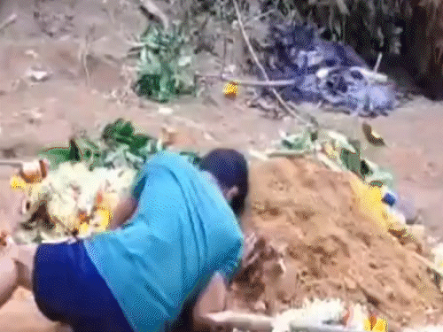 बेंगलुरु भगदड़- बेटे की कब्र से लिपट गया पिता:बोला- मुझे यहीं रहना है; जो जमीन बेटे के लिए खरीदी, वहीं उसे दफना दिया