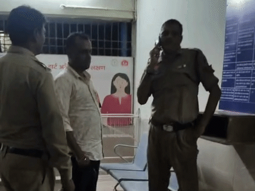 शराबी आरक्षक ने पुलिसकर्मी को बेल्ट से मारा…VIDEO:बदले में आरक्षक ने भी तड़ातड़ जड़े 8 थप्पड़, कॉन्स्टेबल-ड्राइवर को पीटने पर SP ने किया सस्पेंड
