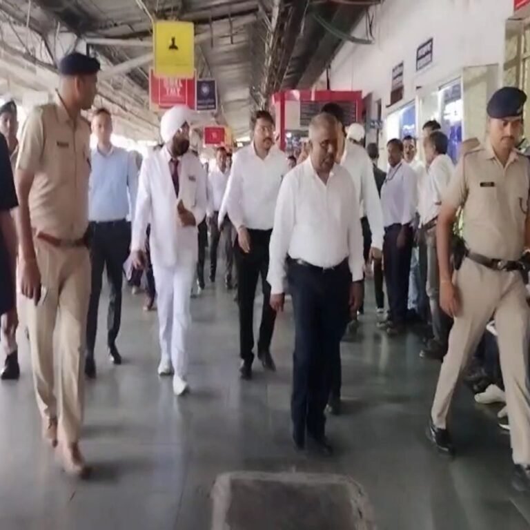 दुर्ग स्टेशन का निरीक्षण करने पहुंचे SECR के जीएम:बोले-139 पर आने वाले कॉल में 50% सुरक्षा से जुड़े, कॉलोनी की महिलाओं की सुनी समस्याएं