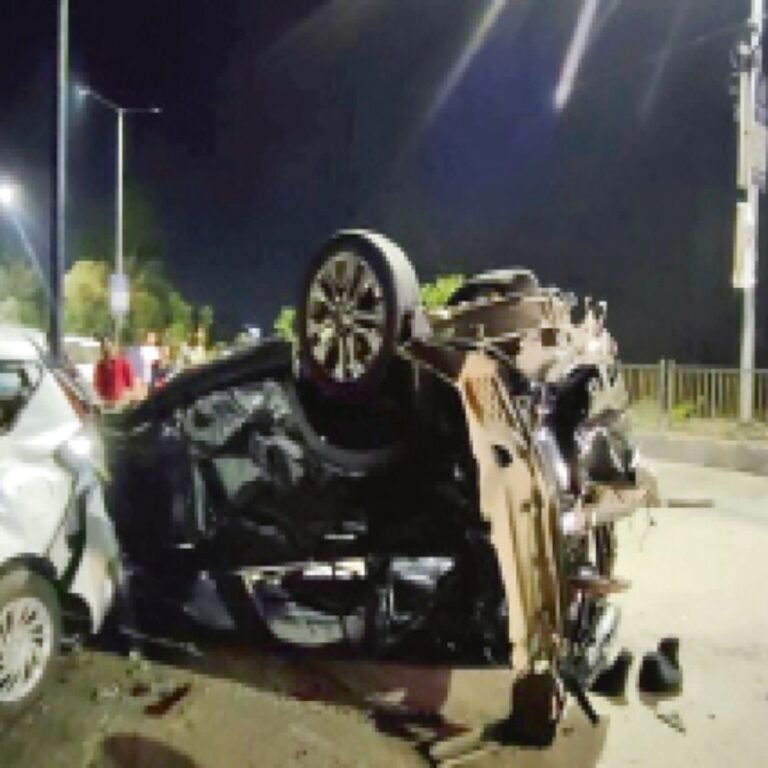 सड़क हादसा:गुटखा थूकने गेट खोला, 100 की स्पीड में बेकाबू कार डिवाइडर से टकराई, गिरने से युवक की मौत, दो घायल