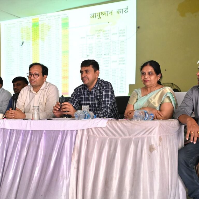 मौसमी बीमारियों से निपटने स्वास्थ्य विभाग अलर्ट:मस्तूरी में आयुष्मान कार्ड की धीमी प्रगति, कलेक्टर ने किया औचक निरीक्षण