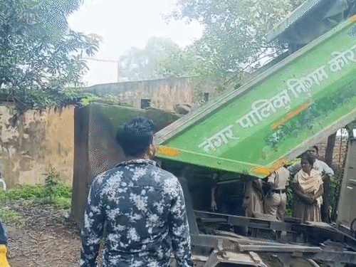 महिला के शव को कचरा गाड़ी से अस्पताल भेजा…VIDEO:कोरबा में मिली थी अधजली लाश; एम्बुलेंस नहीं मिली, पुलिस ने नगर पालिका की गाड़ी बुलाई